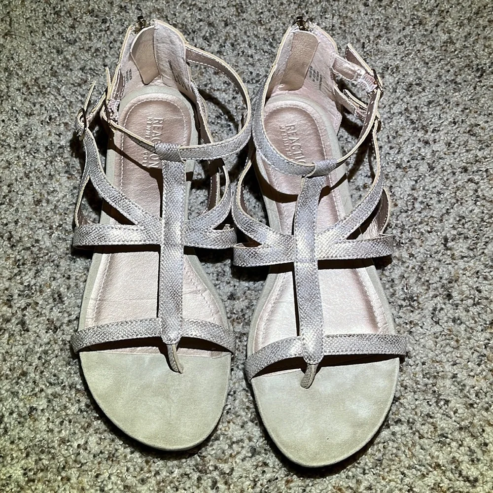Reaction Kenneth Cole Sandals size 9 Strappy Gladiator Tan and Gold Tone - Picture 3 of 16